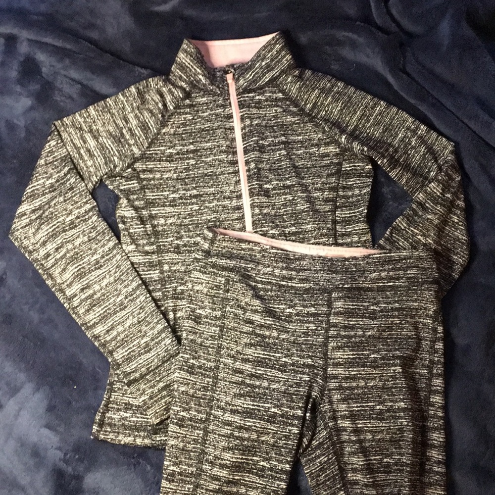 Discontinued ideology set. Leggings and zip up jacket w/ pockets.
